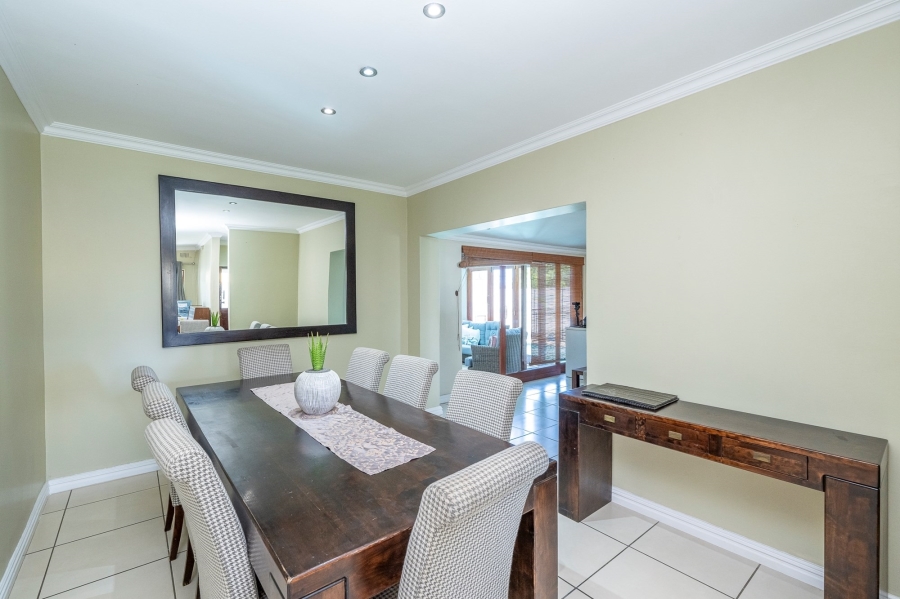 6 Bedroom Property for Sale in Oakglen Western Cape